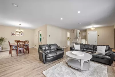 2631 N Stuart Drive, Arlington Heights, IL 60004 - Photo 2