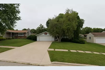 564 N Greenfield Drive, Freeport, IL 61032 - Photo 2