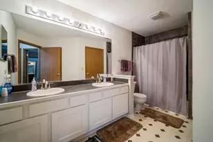 1045 Talbots Ln, Elk Grove Village, IL 60007 - Photo 8