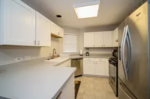 1045 Talbots Ln, Elk Grove Village, IL 60007 - Photo 12
