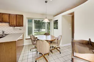 946 W Clearwater St, Roselle, IL 60172 - Photo 6