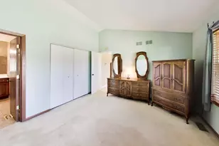 946 W Clearwater St, Roselle, IL 60172 - Photo 8