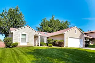 946 W Clearwater St, Roselle, IL 60172 - Photo 2