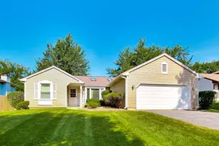 946 W Clearwater St, Roselle, IL 60172 - Photo 1