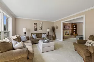2 N Richmond Ct, Lake Zurich, IL 60047 - Photo 4