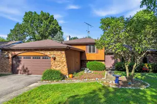 915 Carriage Dr, Algonquin, IL 60102 - Photo 1