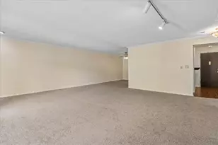 925 Spring Hill Dr, Northbrook, IL 60062 - Photo 4