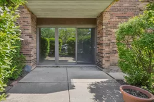 925 Spring Hill Dr, Northbrook, IL 60062 - Photo 2