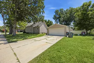 344 N Worth Ave, Elgin, IL 60123 - Photo 4