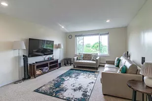 1475 Rebecca Dr, Hoffman Estates, IL 60194 - Photo 4