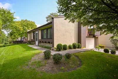19 Elmwood Square, Indian Head Park, IL 60525 - Photo 1