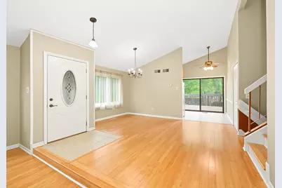 19 Elmwood Square, Indian Head Park, IL 60525 - Photo 10
