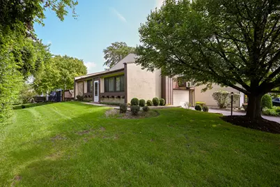 19 Elmwood Square, Indian Head Park, IL 60525 - Photo 2