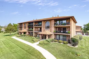 11108 Heritage Dr, Palos Hills, IL 60465 - Photo 1