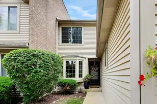 276 E Forest Knoll Dr, Palatine, IL 60074 - Photo 2