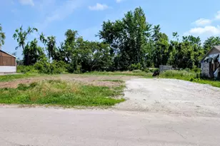 87 Strasma E Dr, Kankakee, IL 60901 - Photo 1