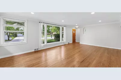 893 S Poplar Avenue, Elmhurst, IL 60126 - Photo 2