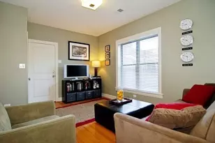 903 W Cornelia Ave, Chicago, IL 60657 - Photo 2