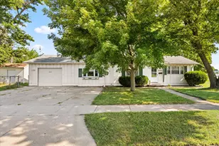 704 E Fourth St, Streator, IL 61364 - Photo 1