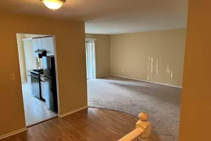 690 Cross Creek Dr Dr, Roselle, IL 60172 - Photo 2