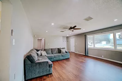 835 E Locust Street, Watseka, IL 60970 - Photo 10