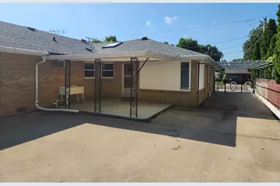 304 W Miller Road, Sterling, IL 61081 - Photo 2