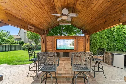 390 Bloomfield Circle E, Oswego, IL 60543 - Photo 2