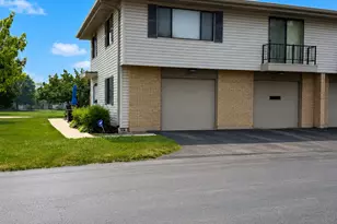 1019 Tobey Ct, Schaumburg, IL 60194 - Photo 2