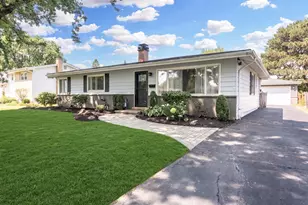 704 N Wilshire Dr, Mount Prospect, IL 60056 - Photo 1