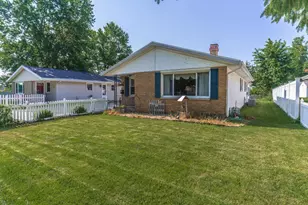908 E Chestnut St, Pontiac, IL 61764 - Photo 6