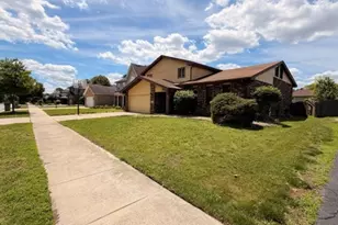 18348 Carriage Ln, Lansing, IL 60438 - Photo 2