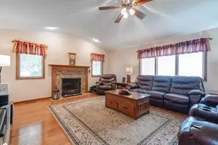 916 Lorelei Dr, Zion, IL 60099 - Photo 2