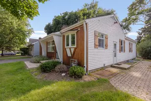 270 Lagoon Dr, Northfield, IL 60093 - Photo 2