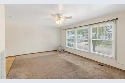 610 W Burning Tree Lane, Arlington Heights, IL 60004 - Photo 2