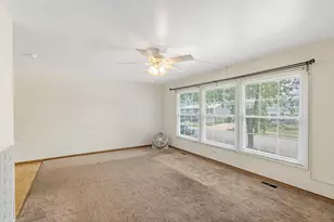 610 W Burning Tree Ln, Arlington Heights, IL 60004 - Photo 2