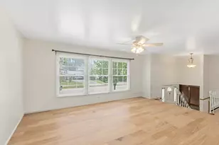 610 W Burning Tree Ln, Arlington Heights, IL 60004 - Photo 2