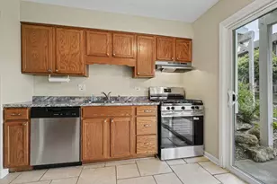 395 Springlake Ln, Aurora, IL 60504 - Photo 8
