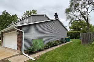 22 University Dr, Buffalo Grove, IL 60089 - Photo 6