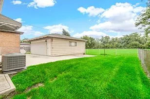 923 E 158th St, Dolton, IL 60419 - Photo 4