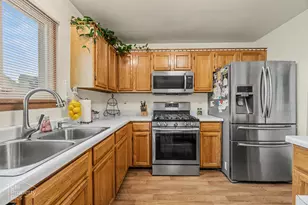 229 Churchill Ct, Round Lake Beach, IL 60073 - Photo 8