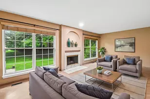 620 N Charter Hall Dr, Palatine, IL 60067 - Photo 2