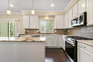 925 Cortney Dr, Carpentersville, IL 60110 - Photo 8
