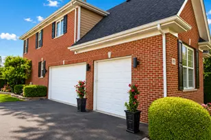 11 Harrington Ct, Hawthorn Woods, IL 60047 - Photo 2