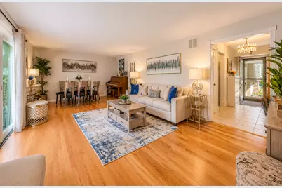 660 Versailles Circle #E, Elk Grove Village, IL 60007 - Photo 4
