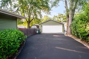 530 Maywood Ln, Hoffman Estates, IL 60169 - Photo 16