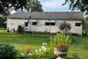 918 W Main St, Genoa, IL 60135 - Photo 2