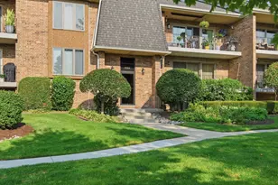 9164 Del Prado Dr, Palos Hills, IL 60465 - Photo 1