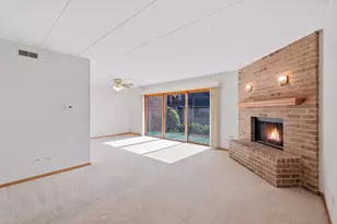 9164 Del Prado Dr, Palos Hills, IL 60465 - Photo 2