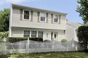 10 Mayflower Rd, Vernon Hills, IL 60061 - Photo 2