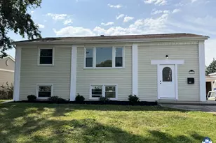 142 Adobe Cir, Carpentersville, IL 60110 - Photo 1